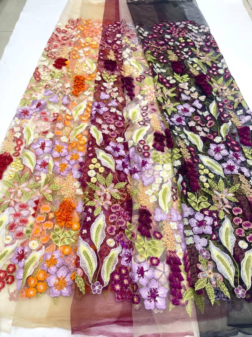 Tela floral con pompones - Más colores